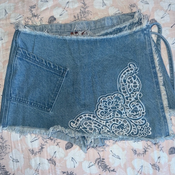 POL Denim Skort with Embroidered Cutout Detail Small - Picture 1 of 4